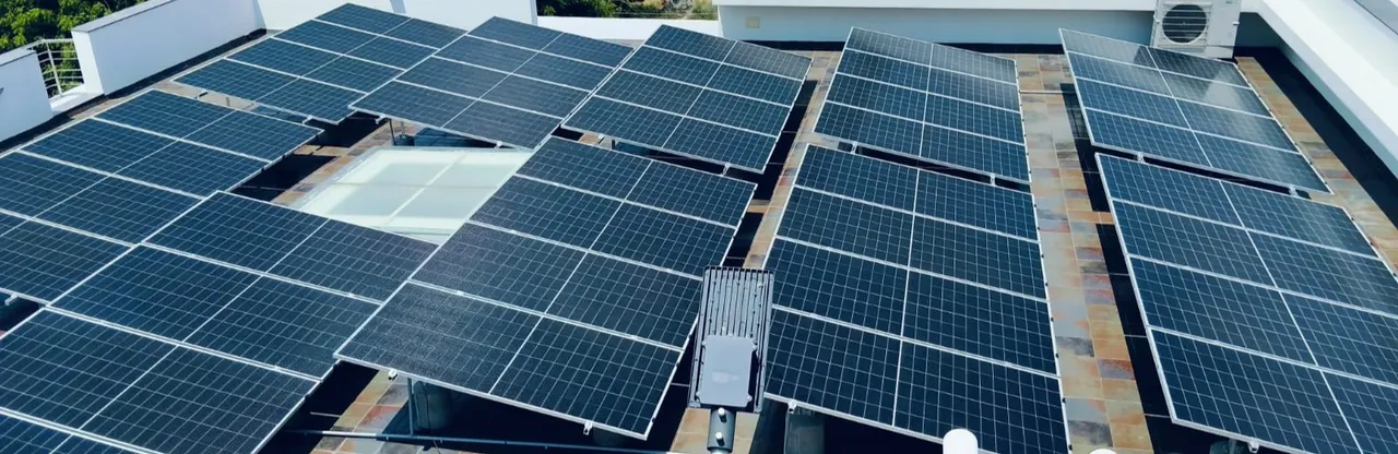 Hybrid rooftop solar on an RCC building